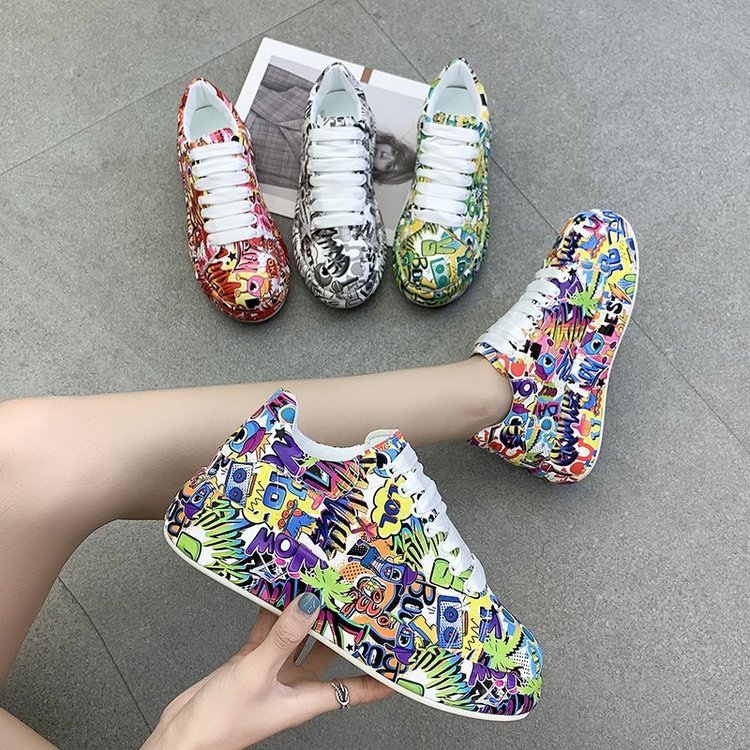 Women's Orthopedic Sneaker with Graphic Print (2)