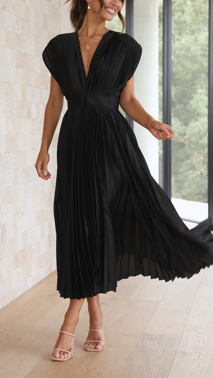 Women's Pleated V Neck Midi in Black