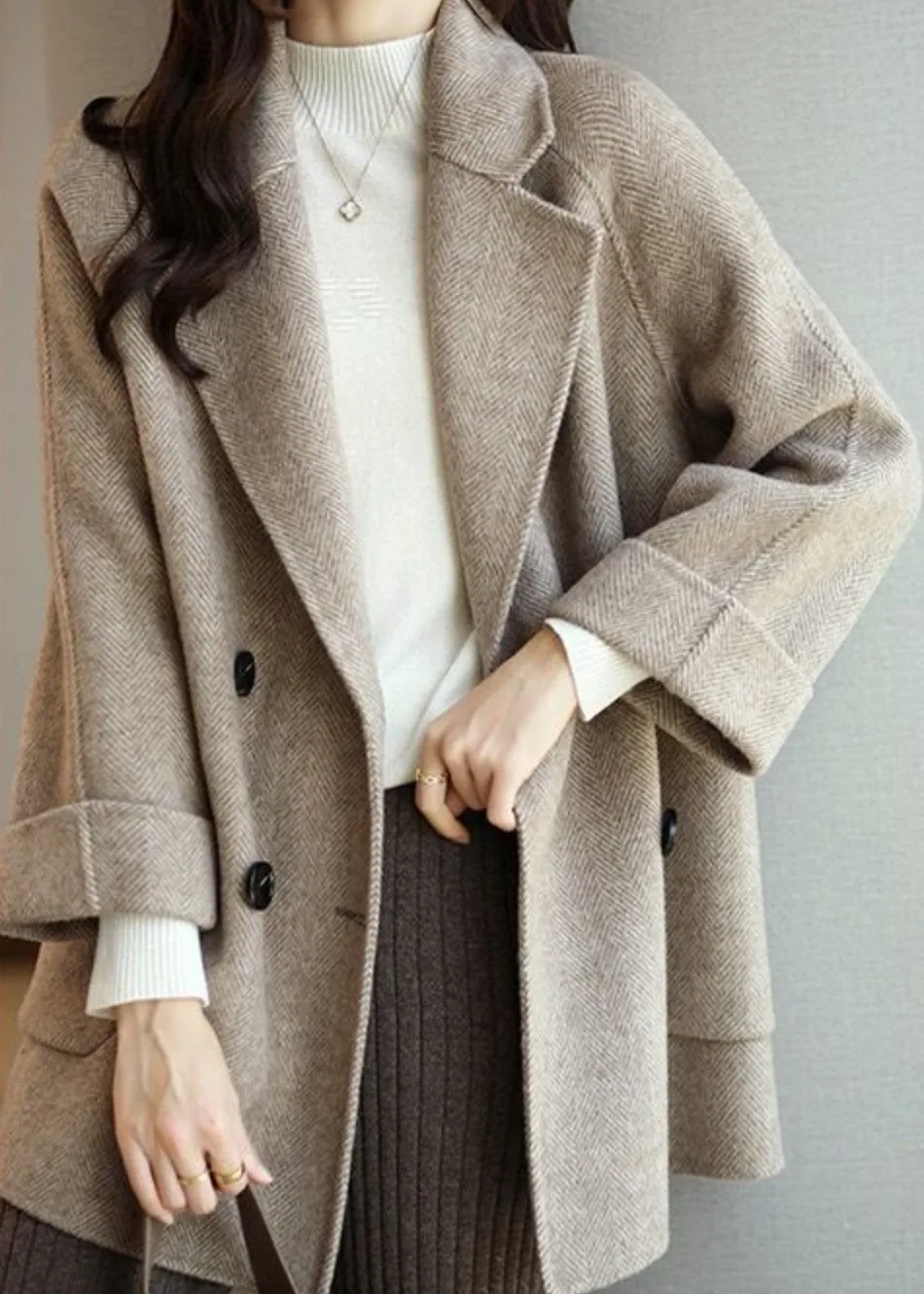 Women's Tailored Trench Coat for Autumn Layering in Beige